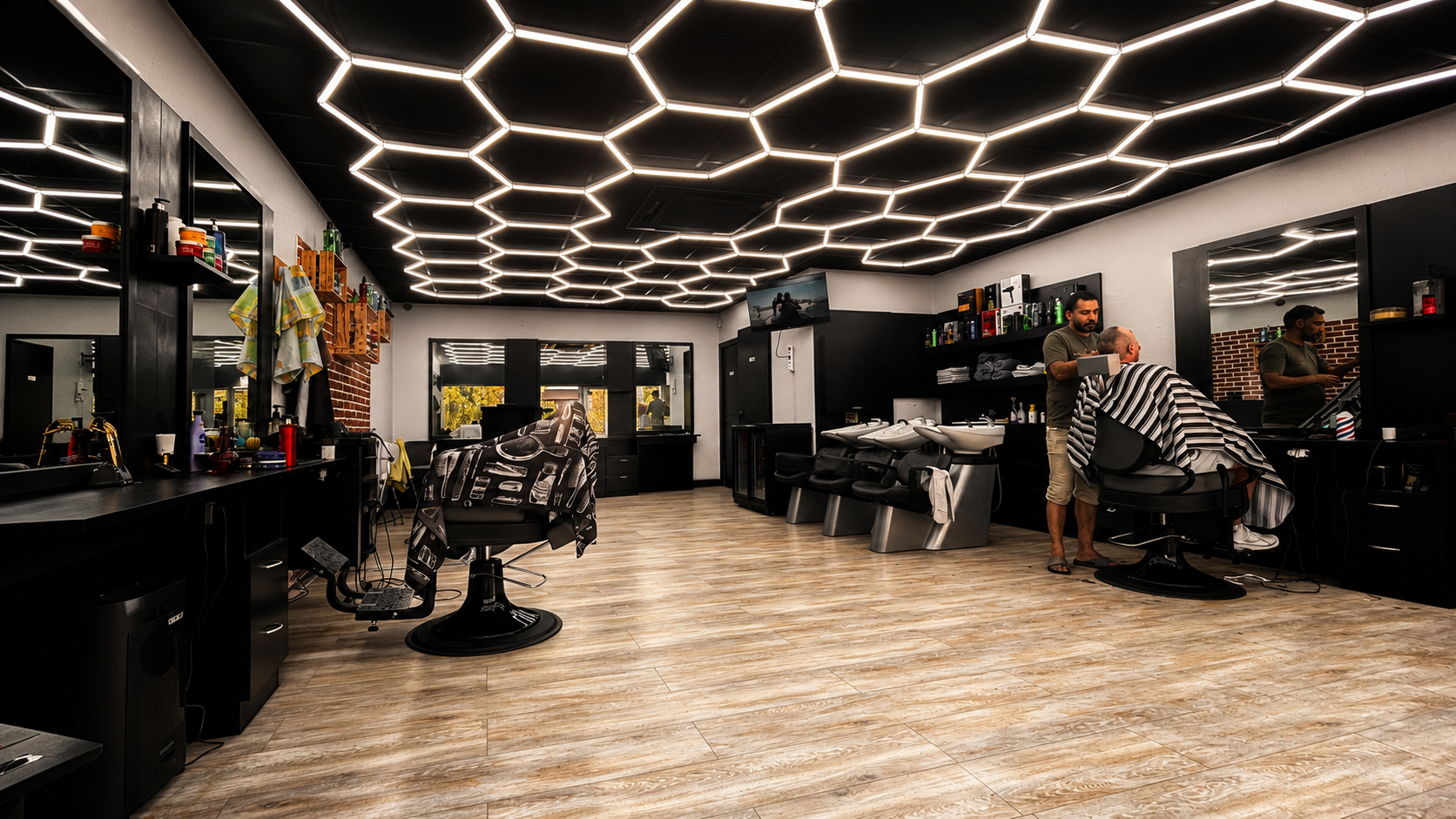 Reda réalisant une coupe chez F&S Coiffure