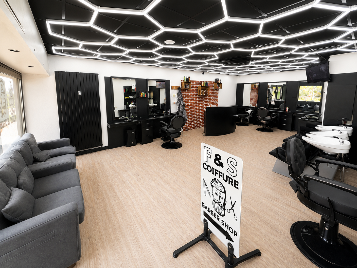 Intérieur moderne du salon F&S Coiffure à Annecy